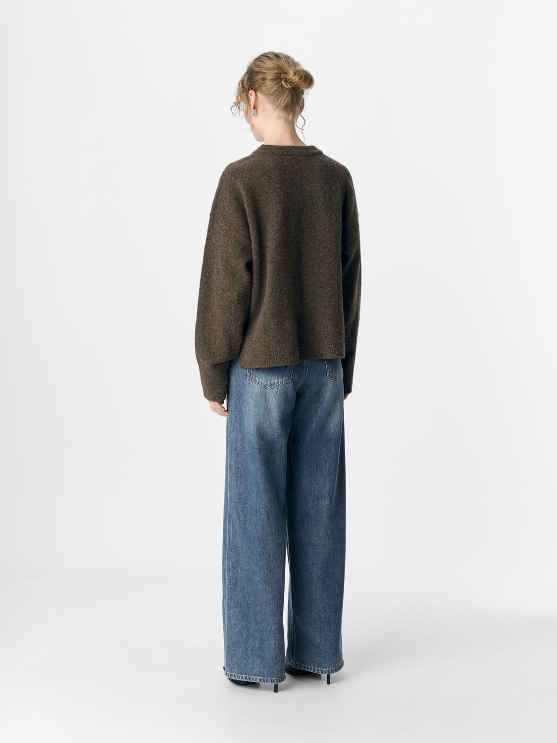 model_shot-back